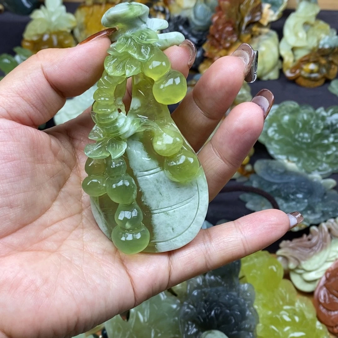 蛇纹石玉颈饰未镶嵌衣***装