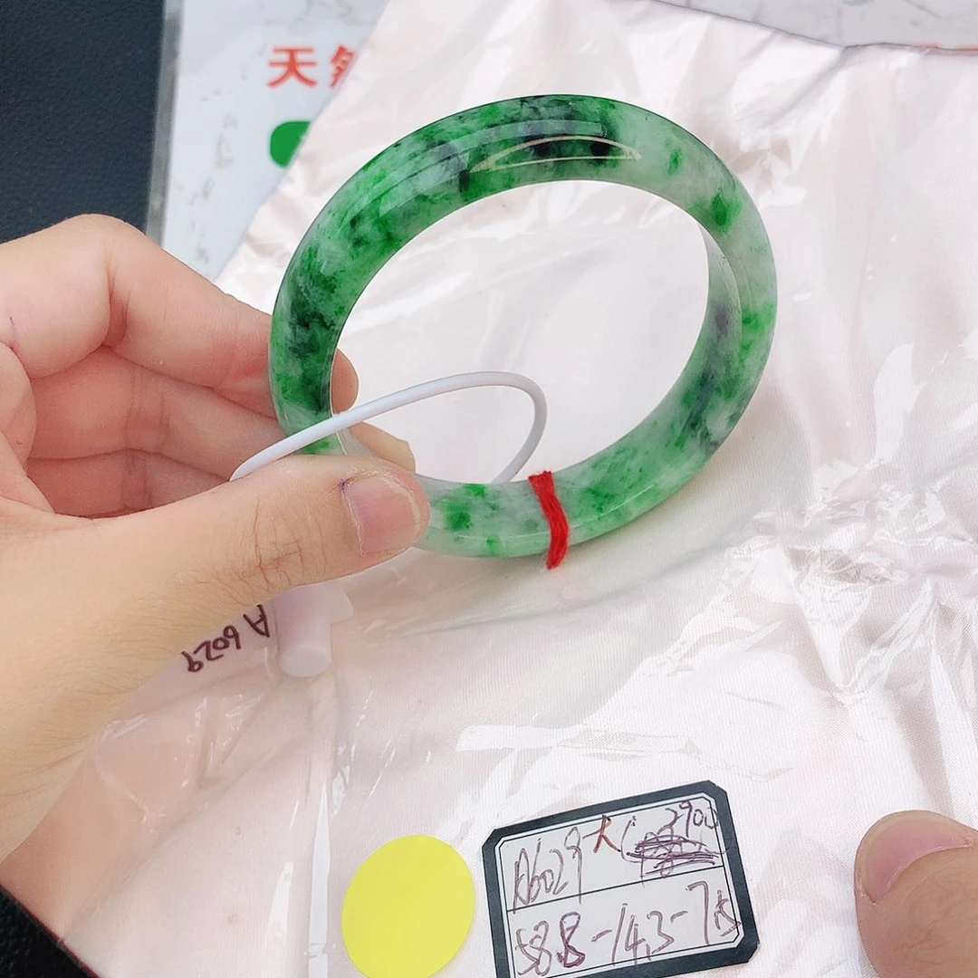 翡翠手镯未镶嵌翡翠