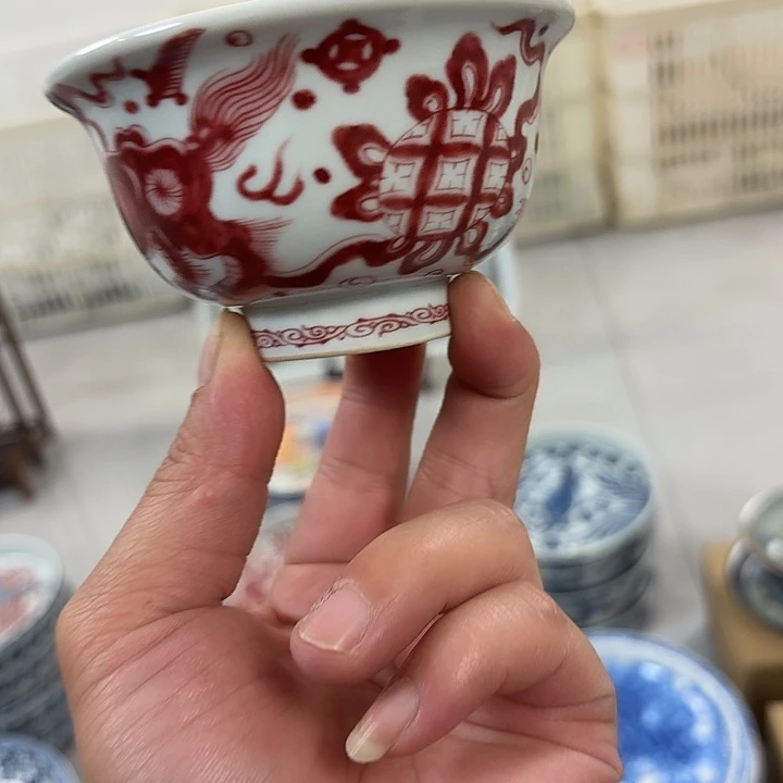 瓷片釉里红狮子大压手杯景德镇