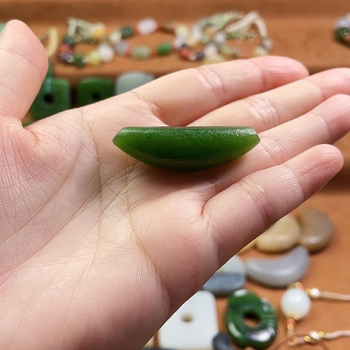 ****颈饰未镶嵌和田玉（碧玉）