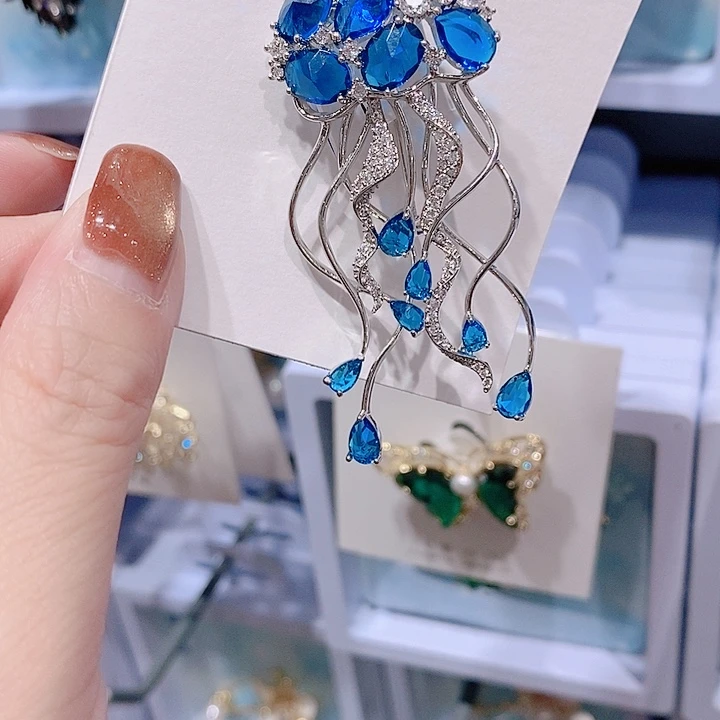 锆石铜合金蓝色水母胸针