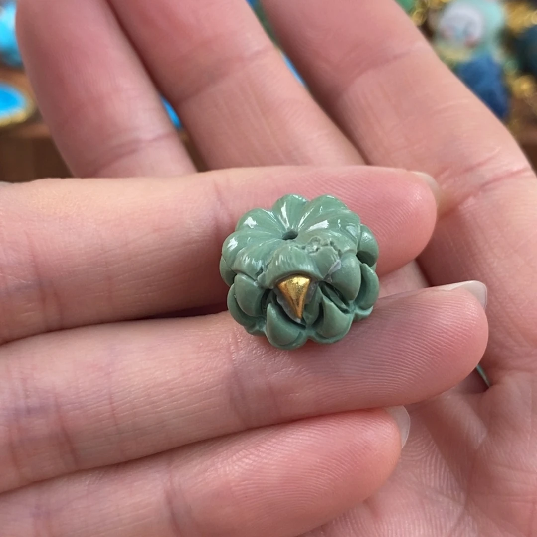 绿松石未镶嵌。吞噬