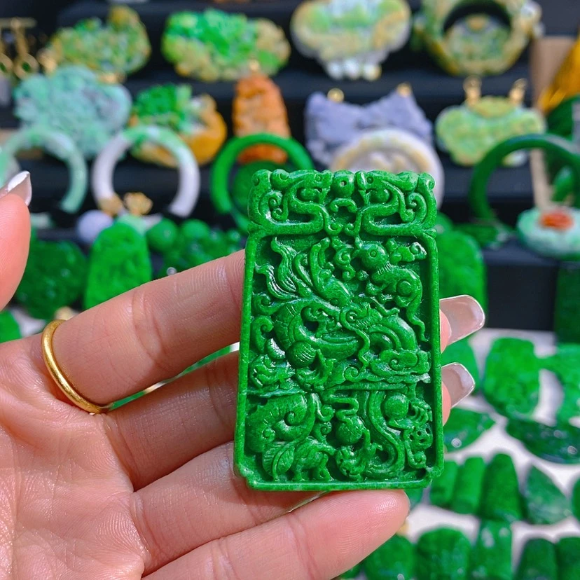 【闪购商品】翡翠颈饰未镶嵌龙凤牌