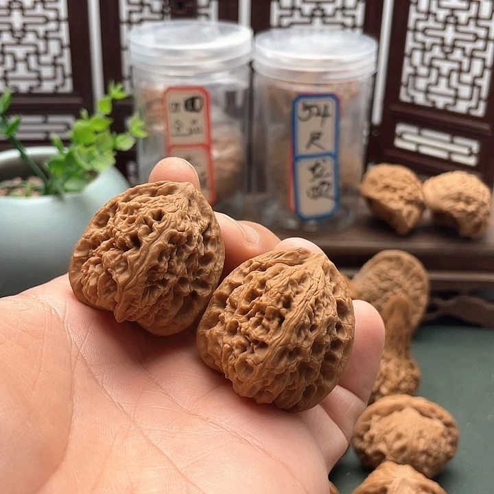 文玩核桃吊坠共****天南疆