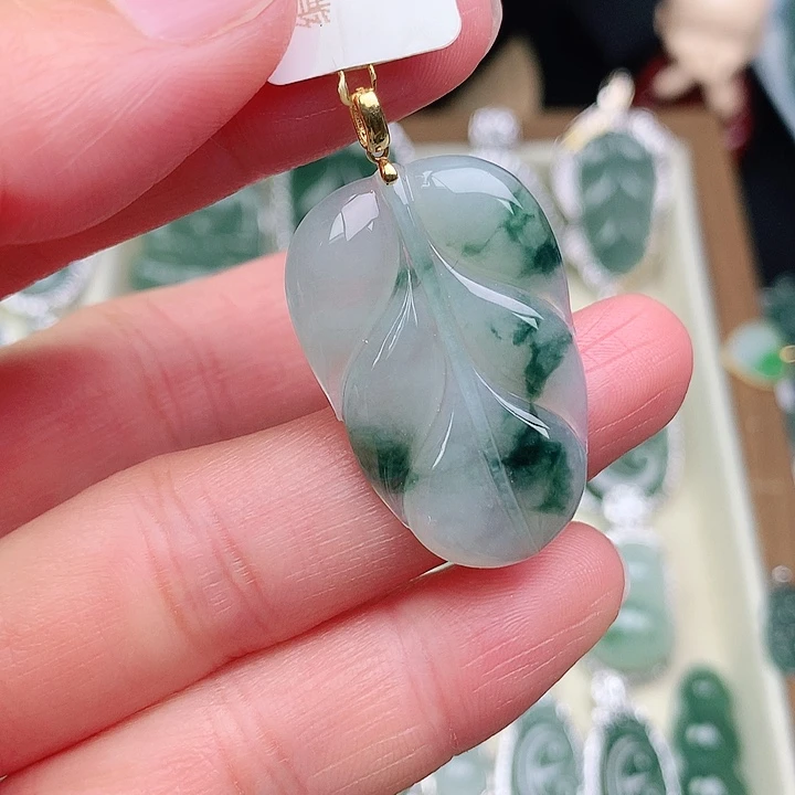 颈饰18K金镶嵌翡翠吊坠