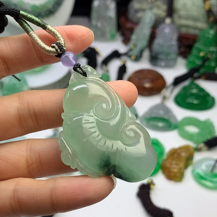 翡翠未镶嵌吊坠(赠链)