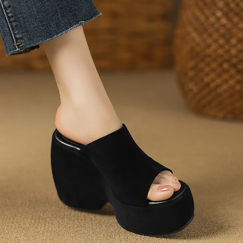 轩玥情手工女鞋12cm新款防水台坡跟拖鞋一字拖羊猄皮外穿黑色凉拖