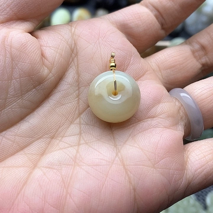 颈饰未镶嵌和田玉（糖玉）