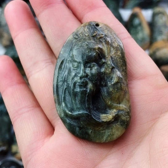 未镶嵌岫岩河磨玉（透闪石质玉）挂件