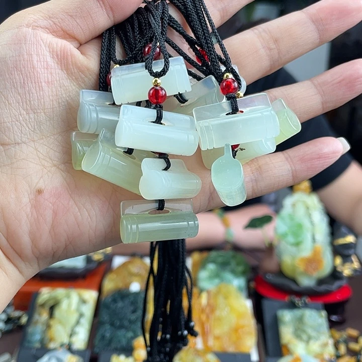 蛇纹石玉未镶嵌颈饰