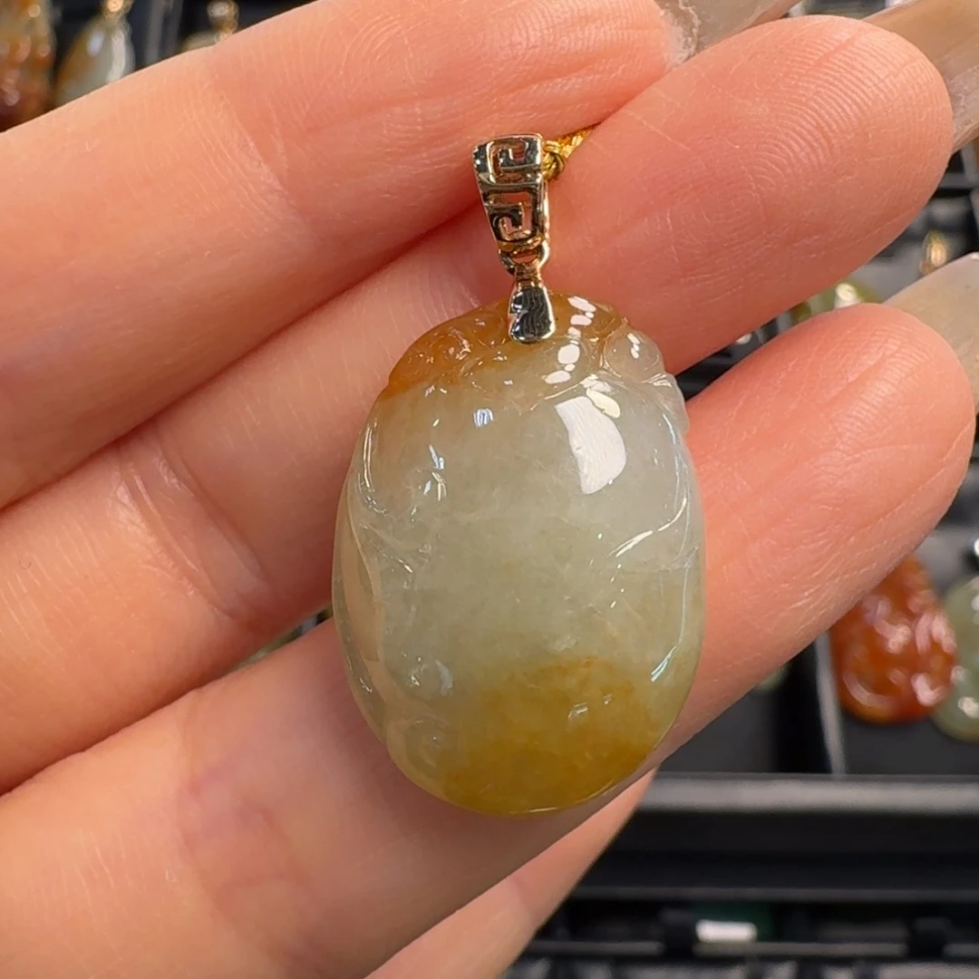 翡翠18K金镶嵌颈饰福瓜