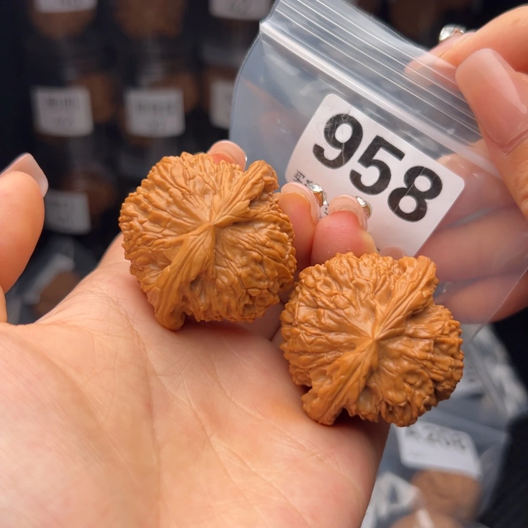 文玩核桃吊坠白狮子44