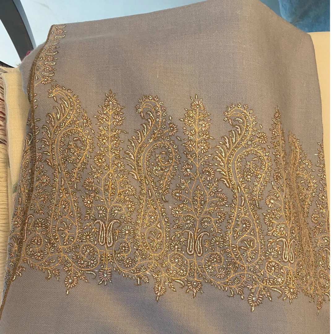 匠艺Kashmir Loom品牌pashmina高原羊绒手工灰底金绣宽边披肩