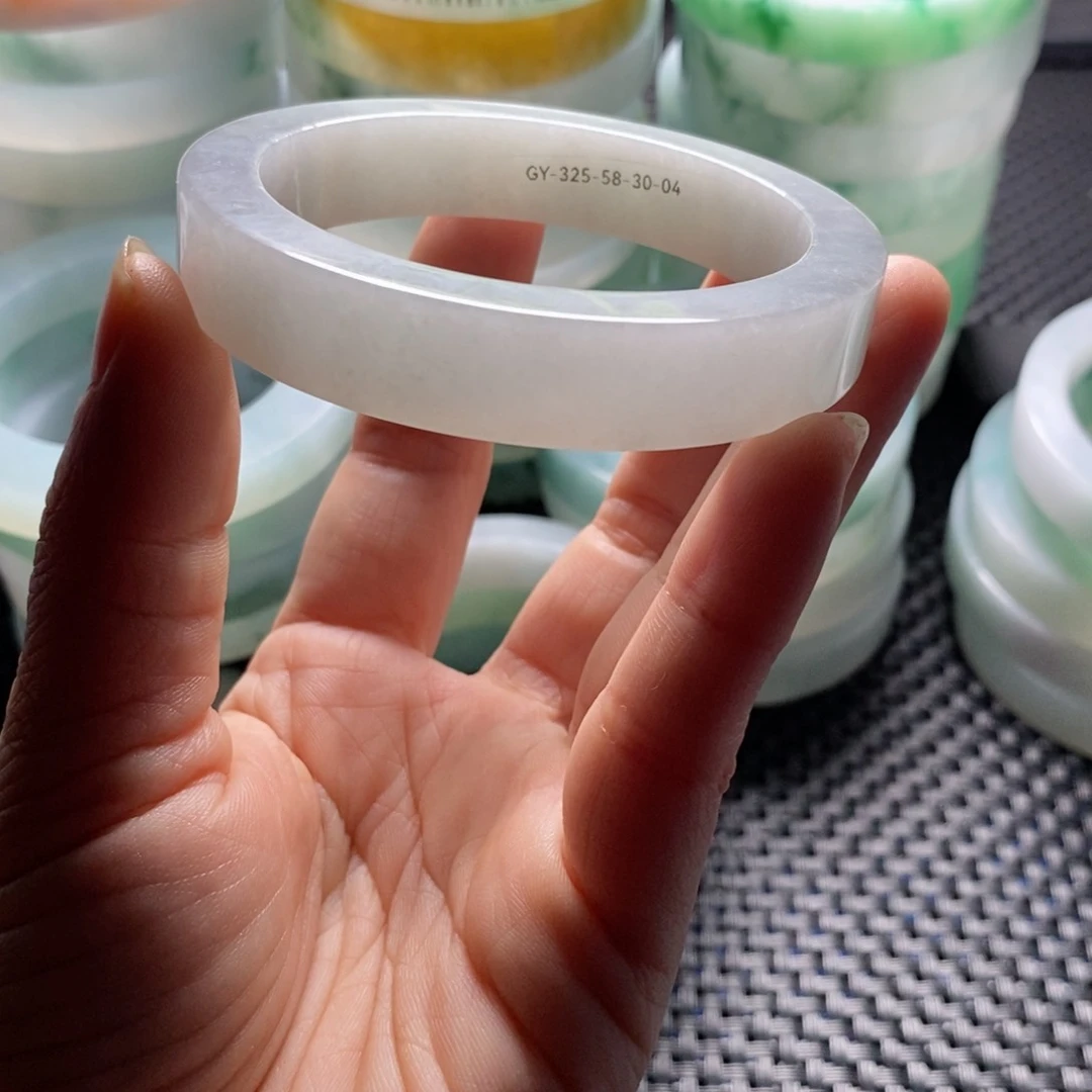 定制翡翠手镯未镶嵌吴**伽