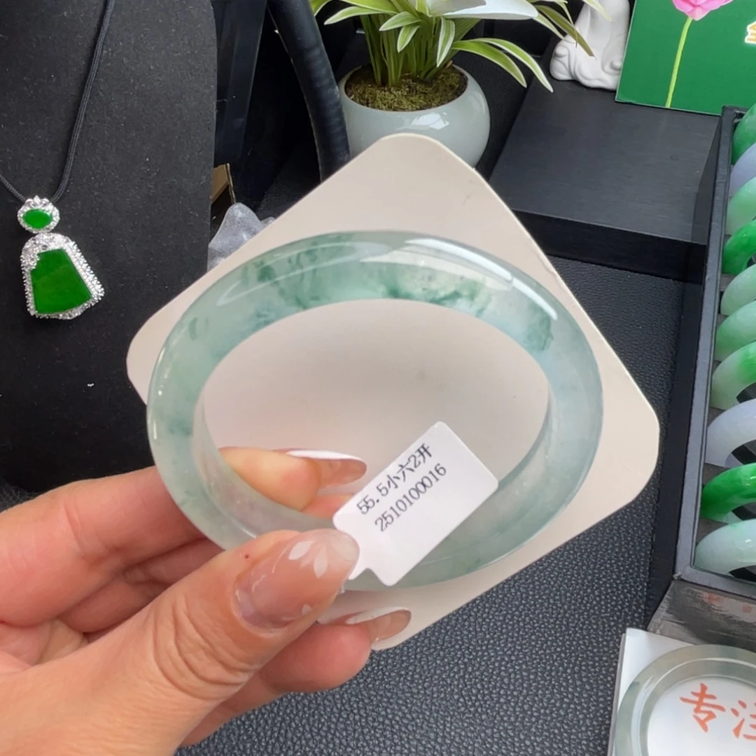 翡翠未镶嵌手镯高冰起光飘花55.5贵妃（具体询价）