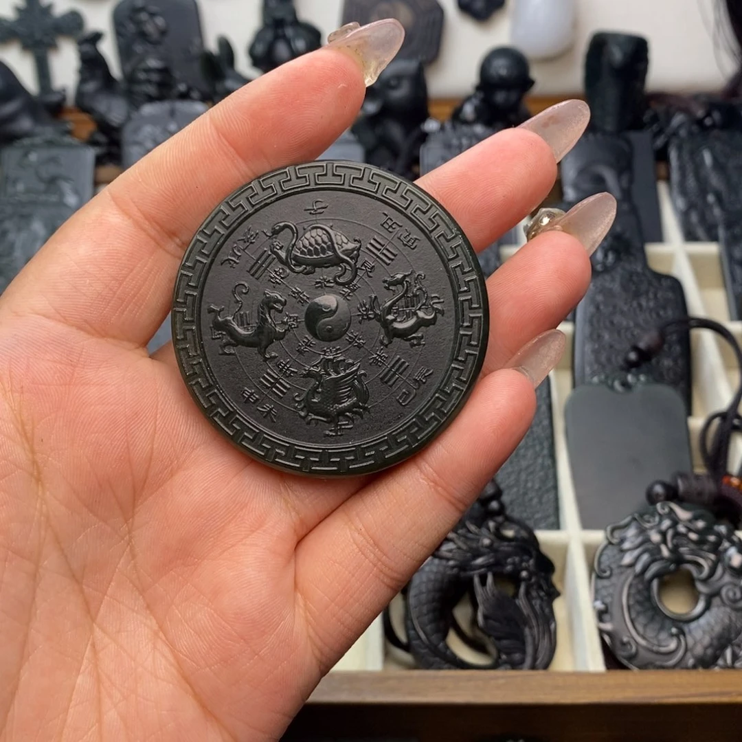 张***真和田玉未镶嵌颈饰