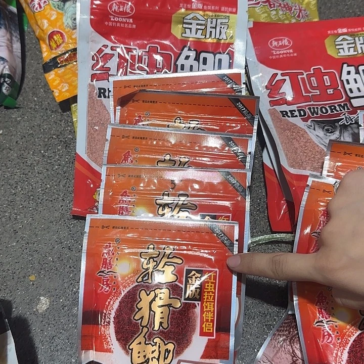 俩个红虫鲫+轻滑鲫五袋。