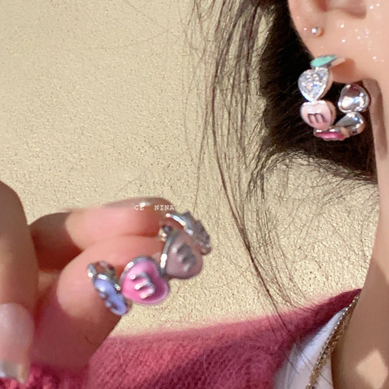 多巴胺甜酷彩色爱心耳环女生小众设计感耳钉时尚轻奢甜美耳饰