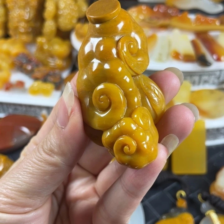 石英质玉（黄龙玉）未镶嵌颈饰