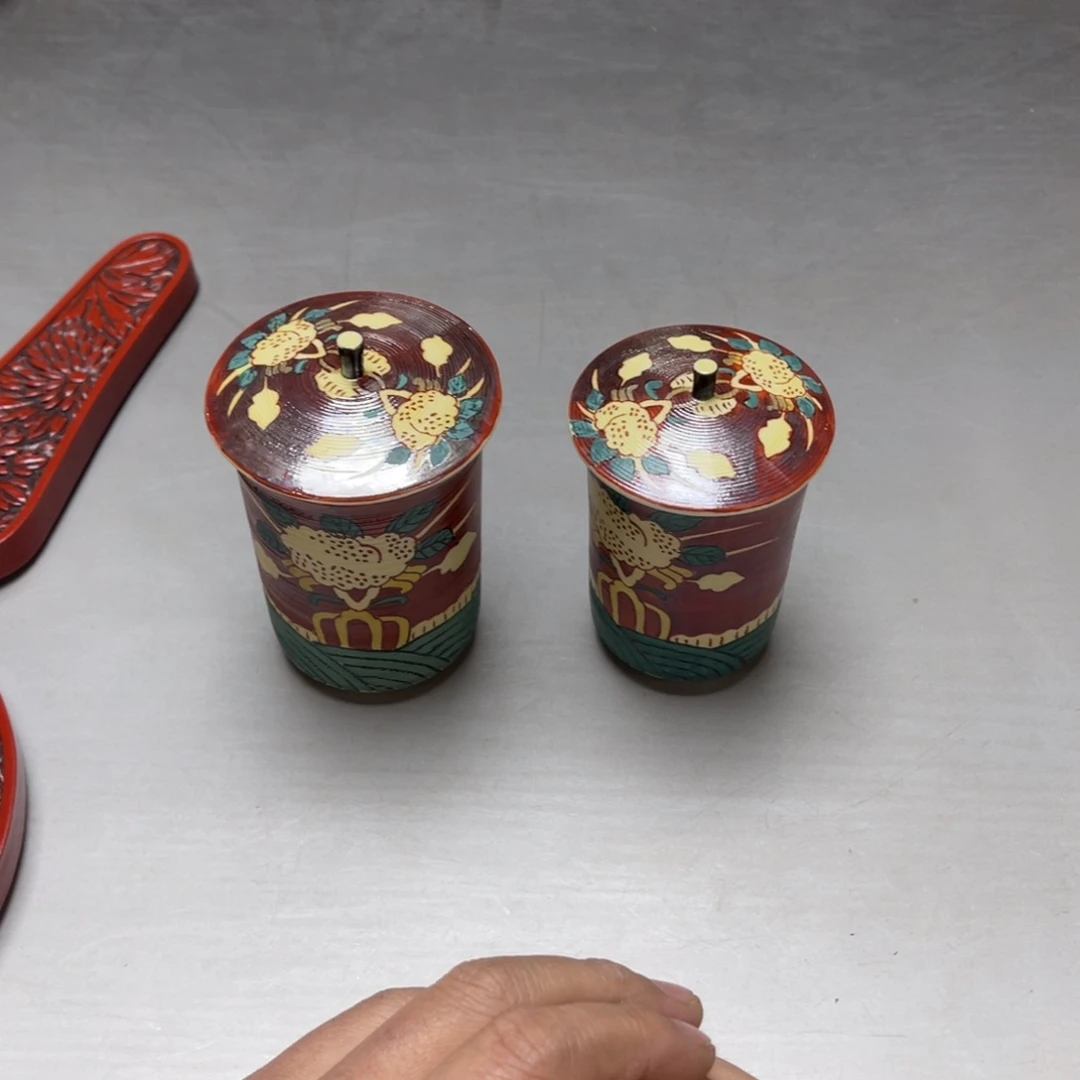 瓷片?密密麻麻地排列着一个