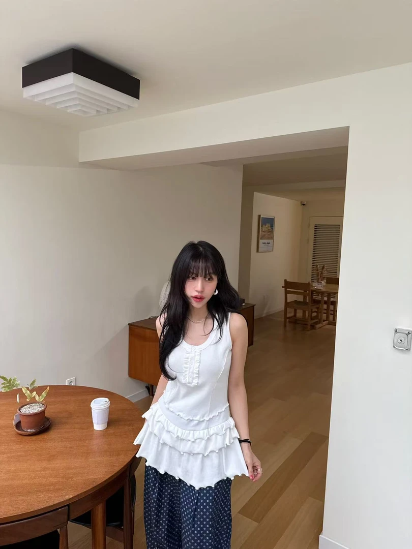韩国东大门正品女装时尚纯色木耳边蛋糕背心吊带041410（NO退NO换）