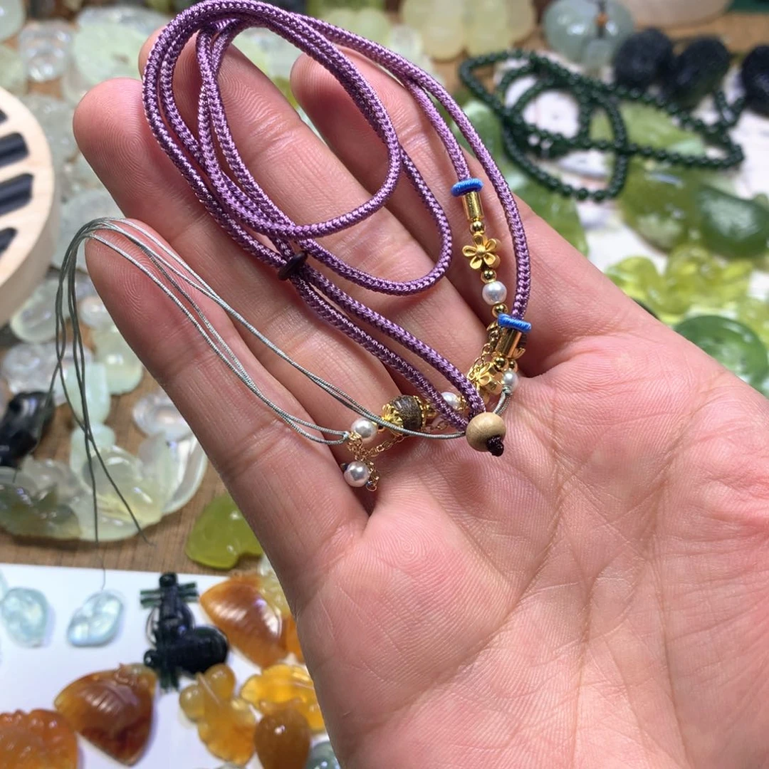 岫玉颈饰未镶嵌时*柔绳