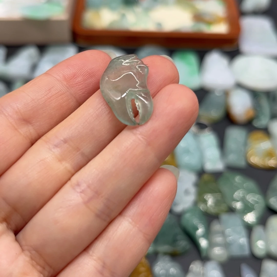 翡翠未镶嵌颈饰蟹钳