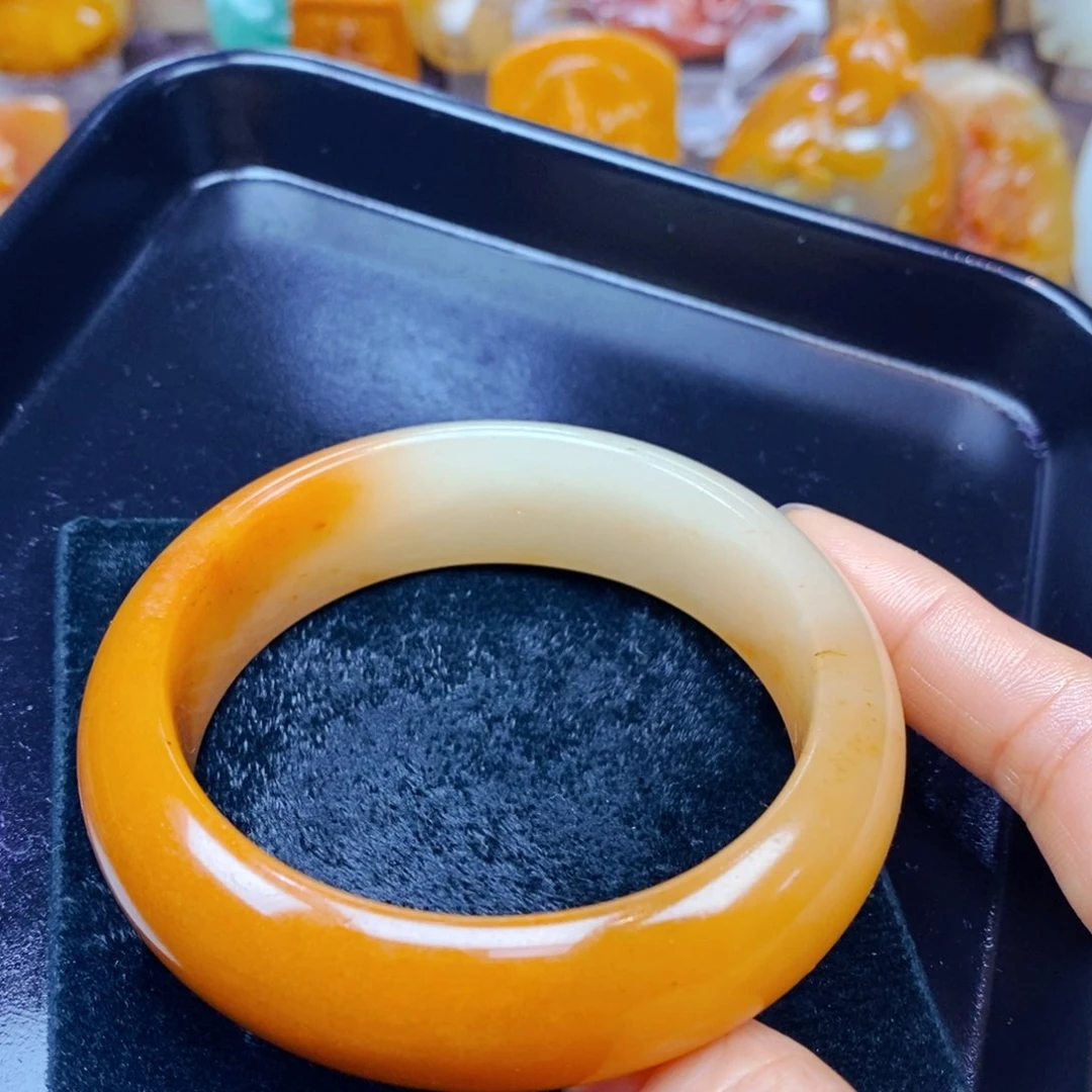 未镶嵌石英质玉（黄龙玉）颈饰