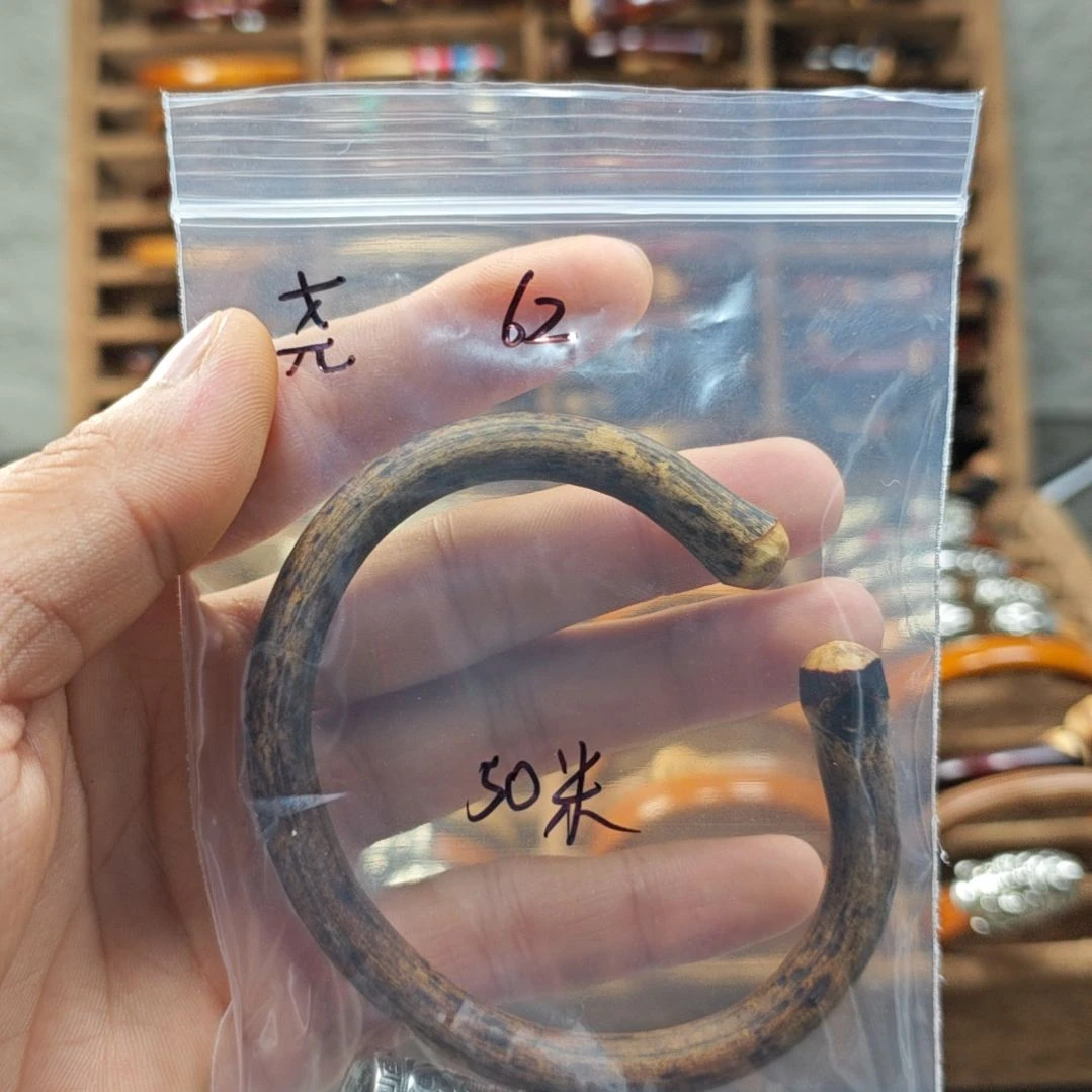 A***尧木质非金属鸡血藤手镯。