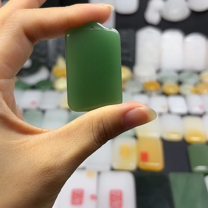 颈饰未镶嵌石英质玉