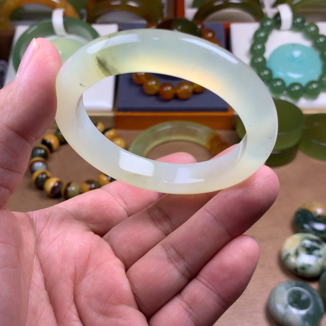 蛇纹石玉未镶嵌手镯