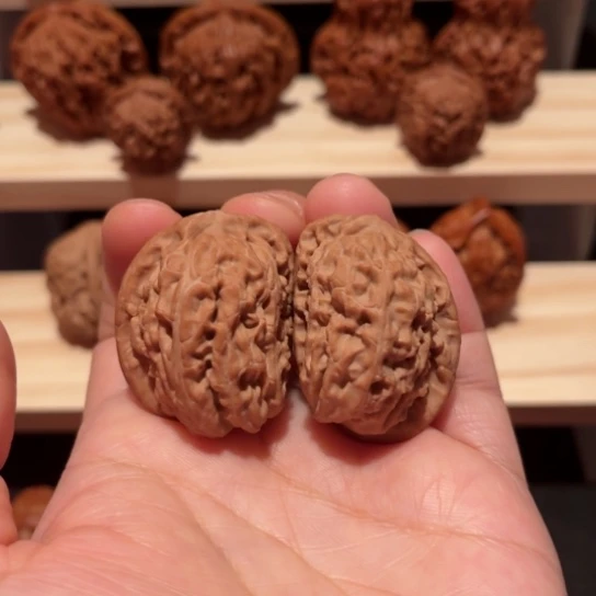 文玩核桃吊坠半壁江山白狮子