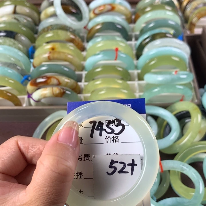 蛇纹石玉未镶嵌手镯罐*?7453