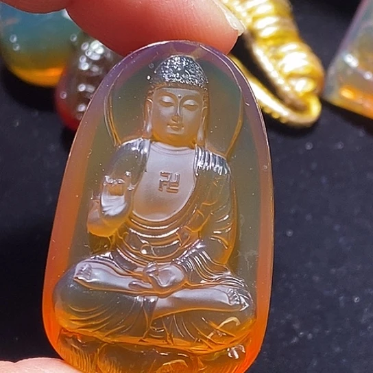 琥珀未镶嵌颈饰大日如来