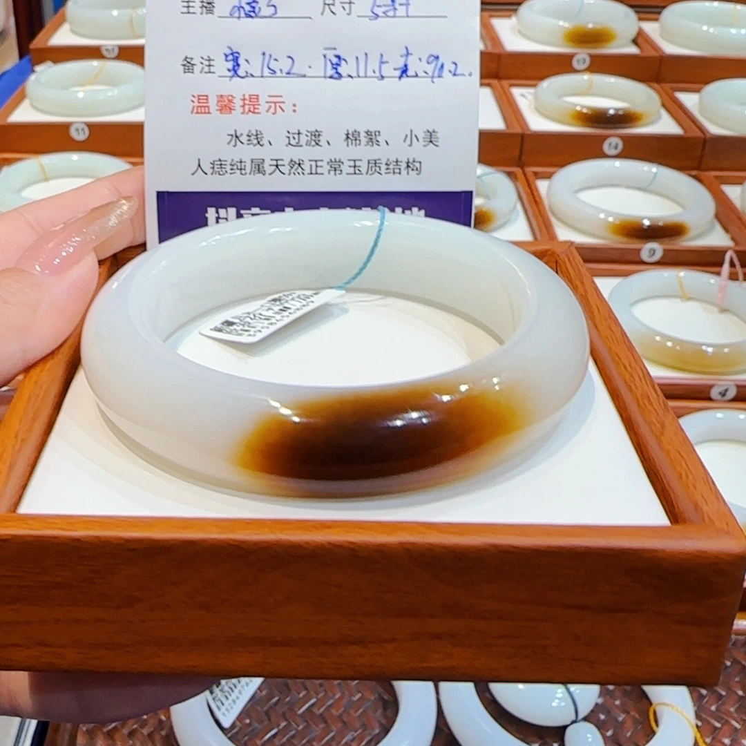 般***蜜和田玉未镶嵌手镯