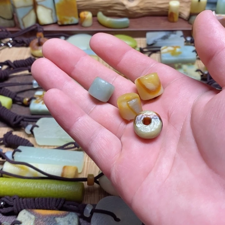 蛇纹石玉挂件未镶嵌暗***蝎