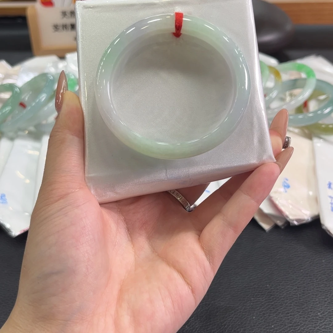 翡翠未镶嵌手镯54贵妃