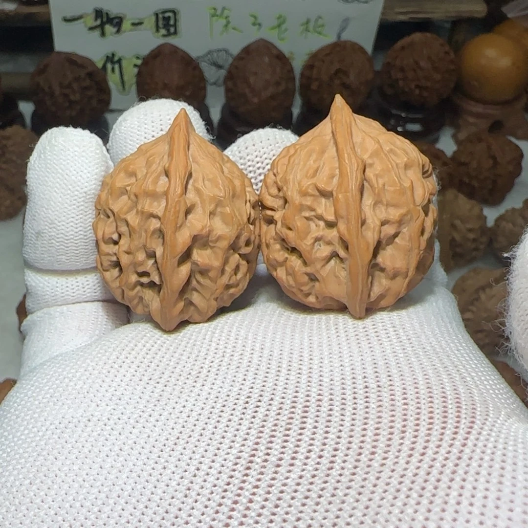 晴***山文玩核桃吊坠红玉鸡心