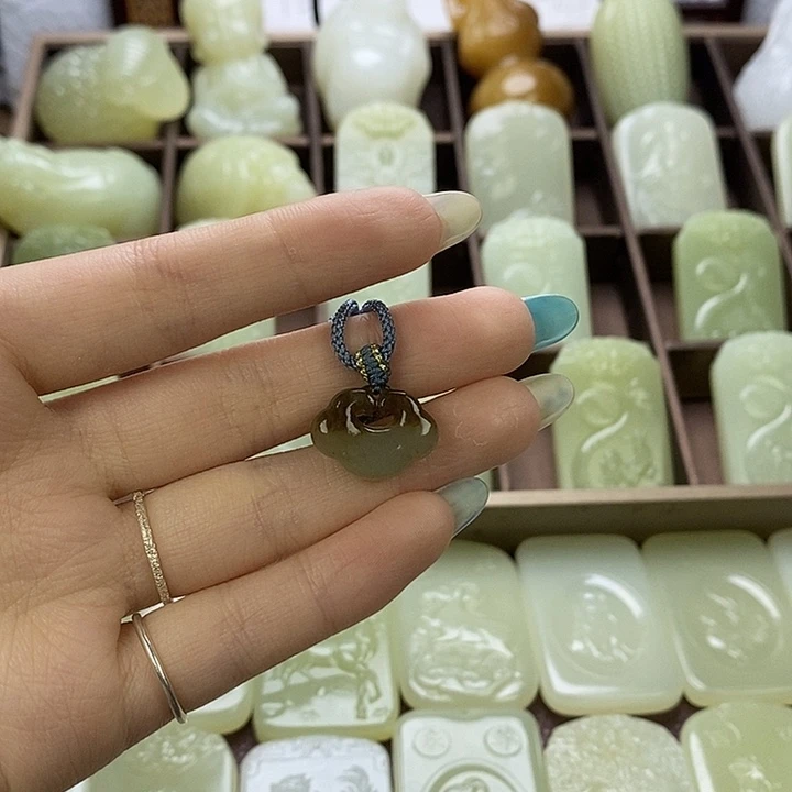 昆仑石祥云锁吊坠