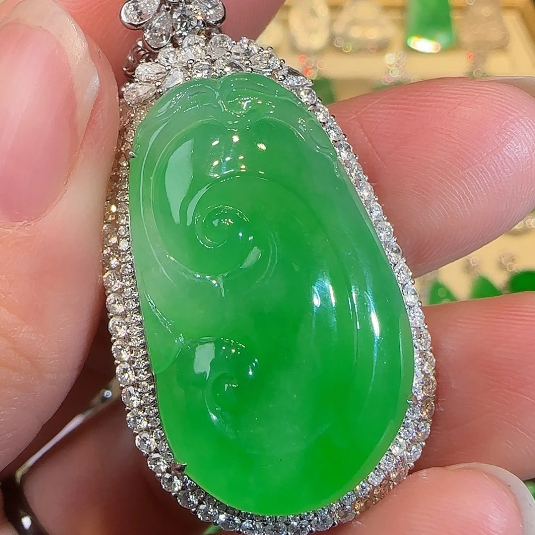 翡翠18K金镶嵌吊坠(赠链)