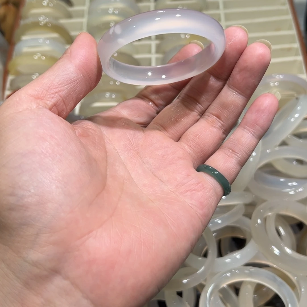 玛瑙/玉髓未镶嵌手镯54圈有包容43