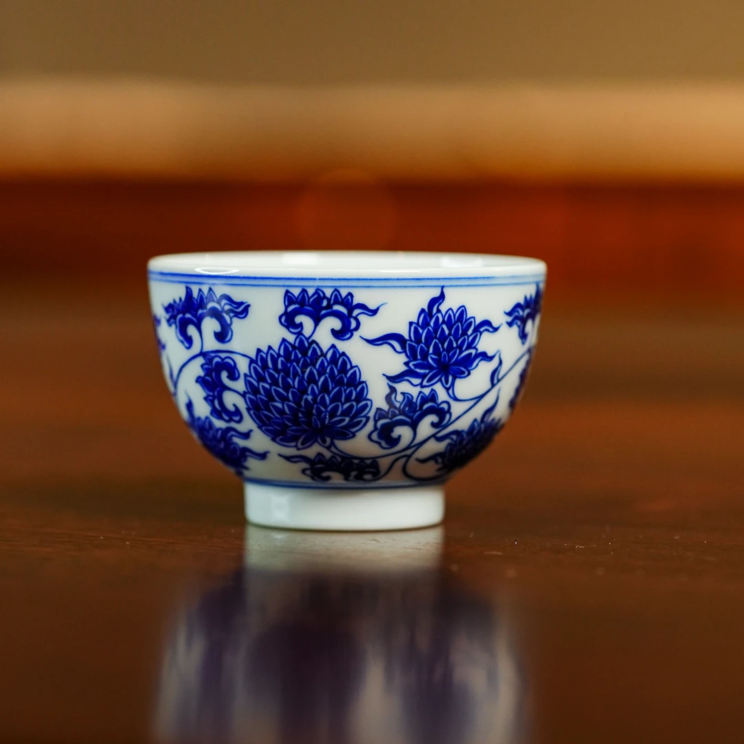 【小乔赏瓷】景德镇手工手绘青花仿清宫廷万菊主人杯yyz41.