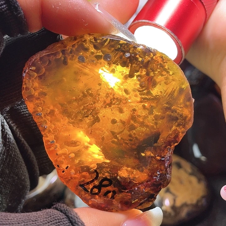 琥珀裸石未镶嵌！