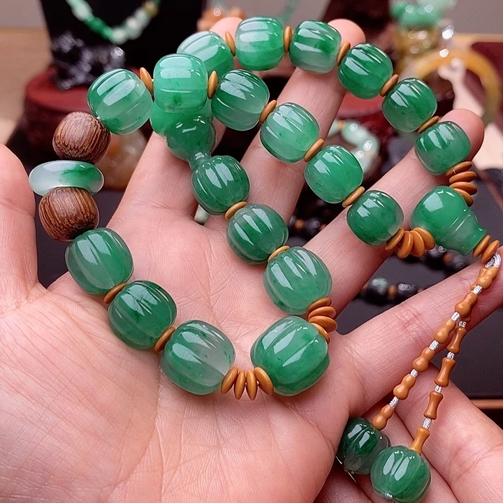 王***爺石英质玉（非洲翠）未镶嵌串