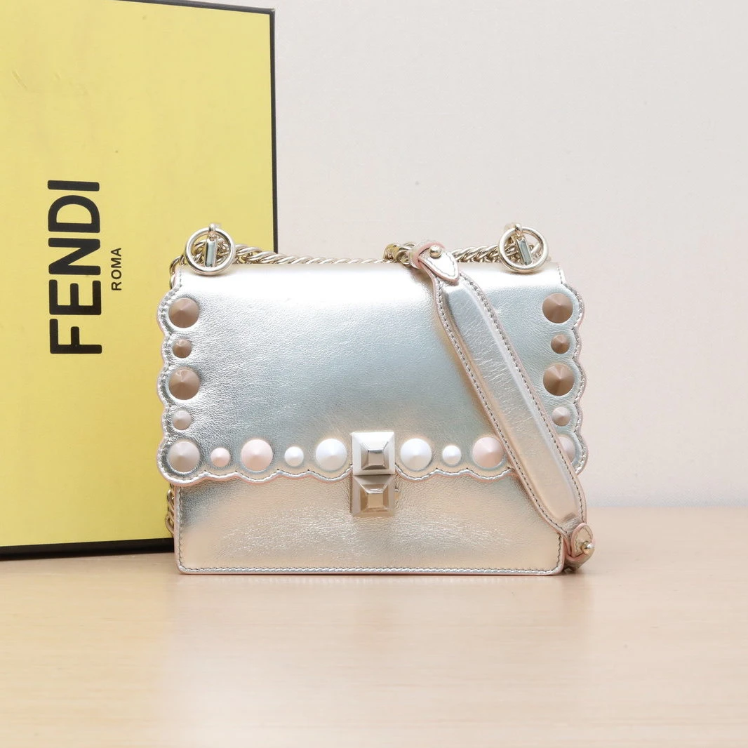 95新 FENDI/芬迪 【黑黑】KAN I 小号 金色 斜挎包