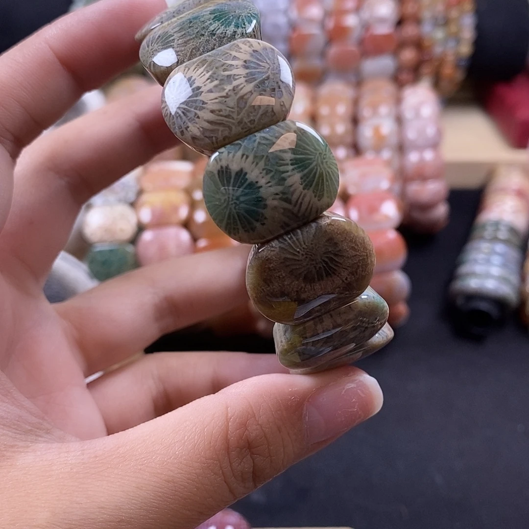 ****思硅化珊瑚（珊瑚玉）未镶嵌手牌