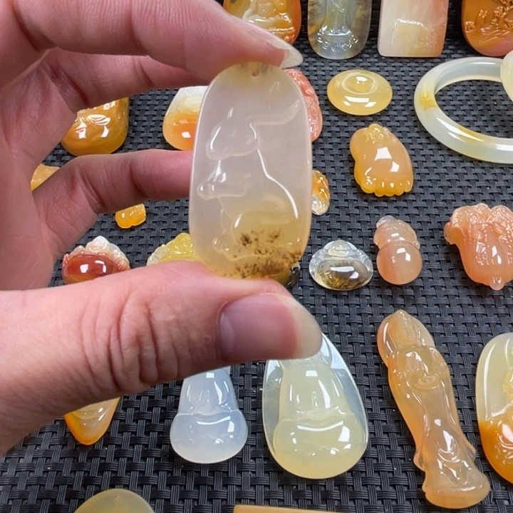 石英质玉（黄龙玉）未镶嵌颈饰