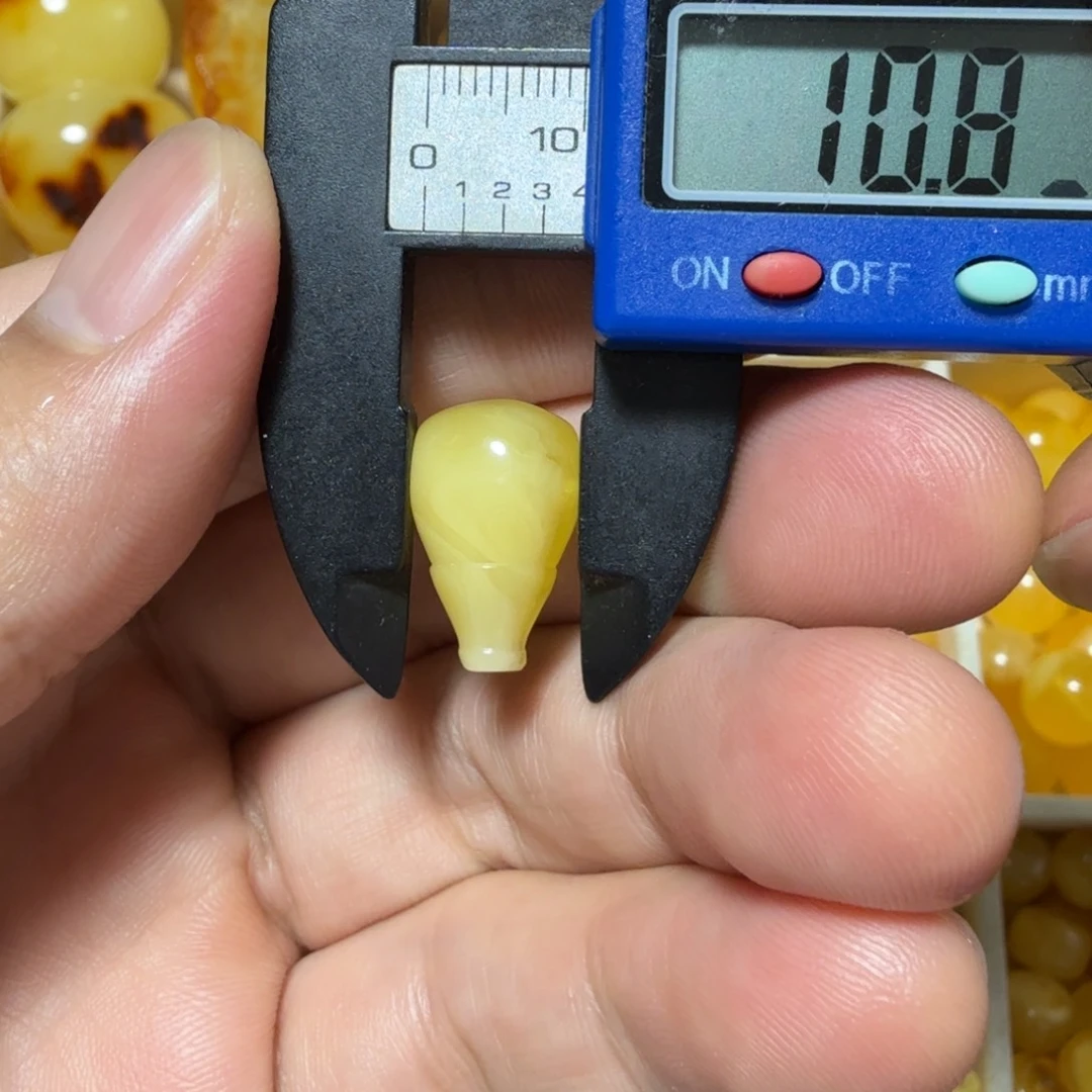 裸石琥珀未镶嵌成品