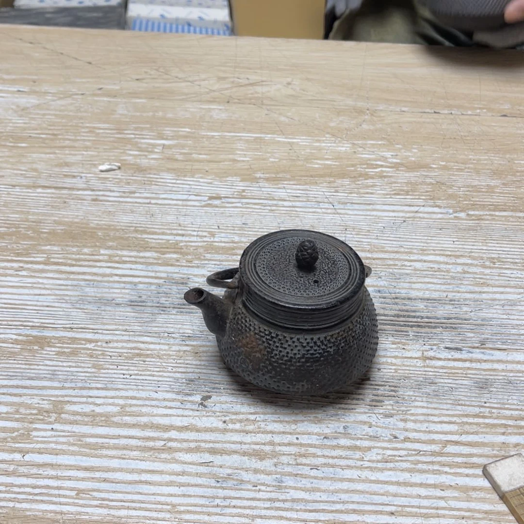 瓷片明*密密麻麻地排列着一个