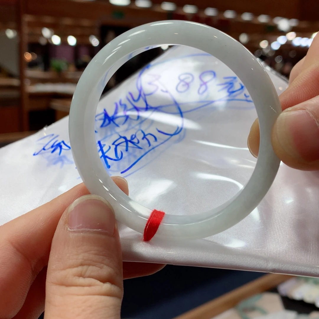 翡翠手镯未镶嵌小*窝翡翠